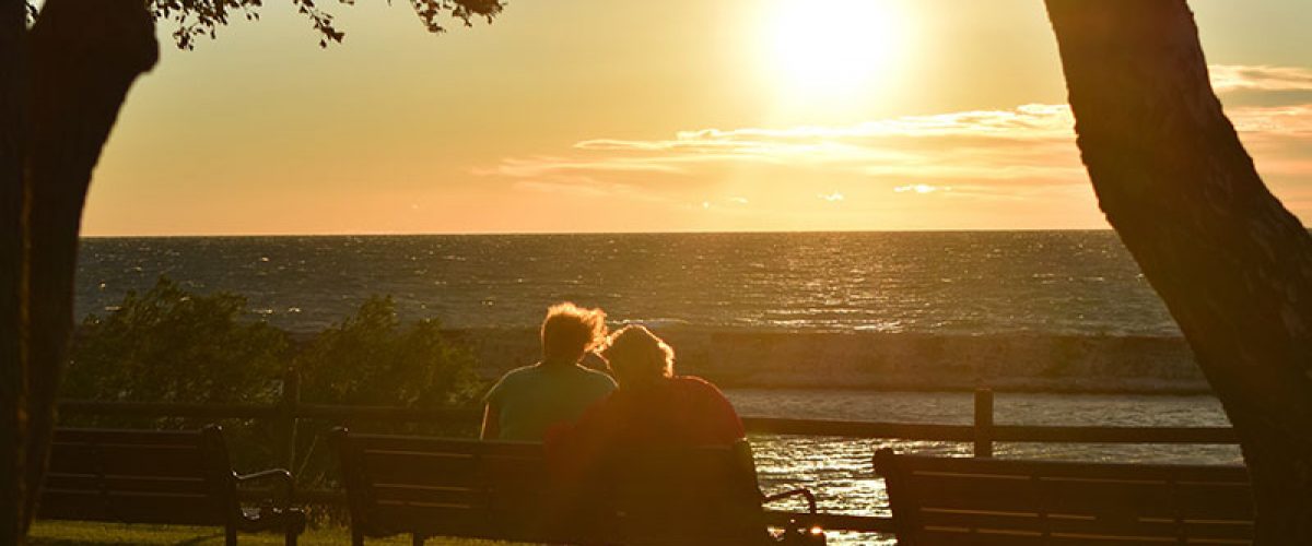 nominated-couple-enjoying-the-sunset_t20_R6meRv_resize